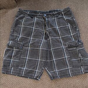 Wrangler Men's Gray Plaid Cargo Shorts - Size 32W, 9" Inseam